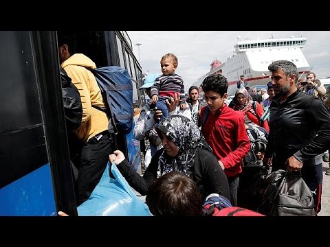 إجلاء مئات اللاجئين والمهاجرين من ميناء بيرايوس اليوناني