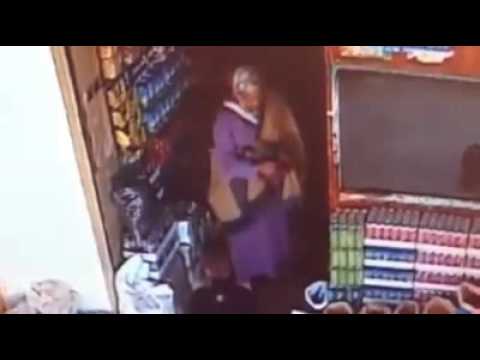 بالفيديو تاجر ينهال بالضرب على سيدة قامت بسرقة محله في الناظور