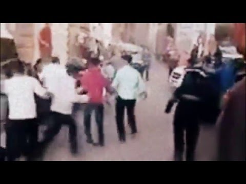 بالفيديو شاب يعتدي على امرأة في مشاجرة بالأسلحة البيضاء