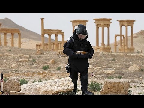 قوات المهندسين الروسية تفكك الألغام في جزء تدمر التاريخي