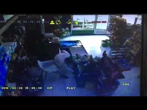 فيديو شاب يسرق خزانة من محطة وقود في السعودية