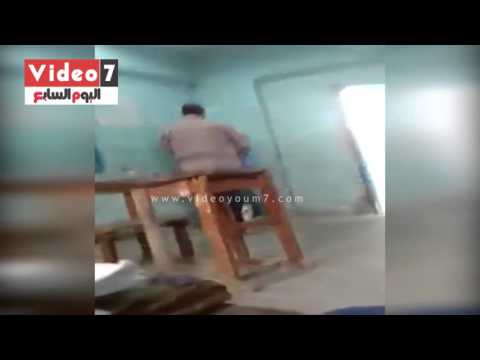 فيديو اعتداء مدرس على طالب بالضرب