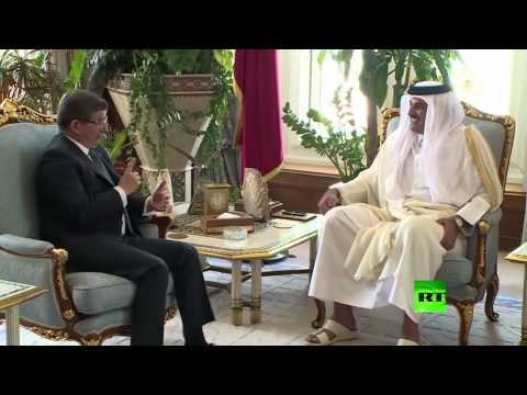 لحظة لقاء أمير قطر مع رئيس الوزراء التركي في الدوحة