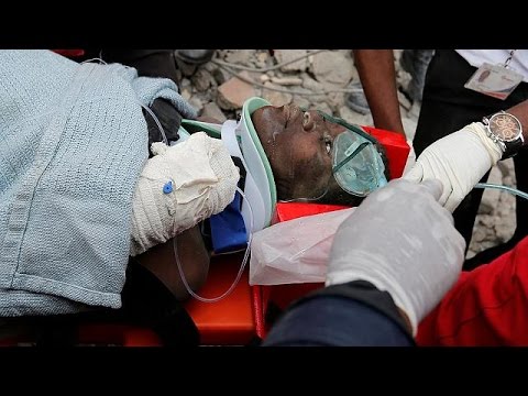 شاهد انتشال أشخاص جدد أحياء من تحت الأنقاض في نيروبي