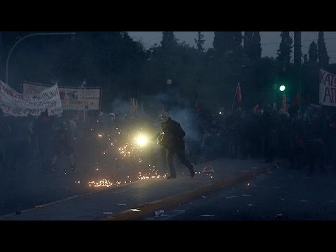 شاهد اشتباكات بين متظاهرين والشرطة إثر احتجاجات على برنامج تقشفي جديد