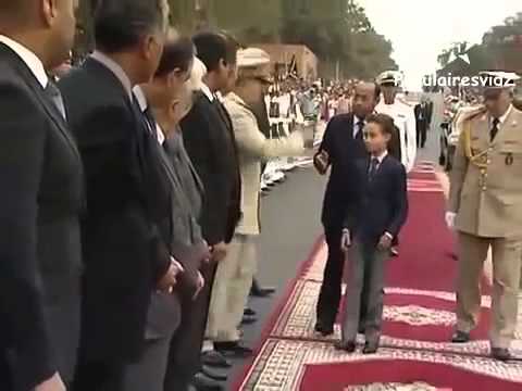 بالفيديو ولي العهد الأمير الصغير مولاي الحسن يلغي تقبيل اليد
