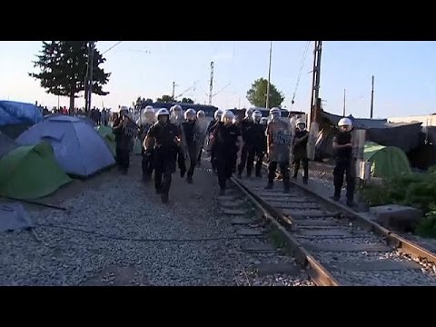 بالفيديو شاهد  مشادات عنيفة بين الشرطة اليونانية واللاجئين