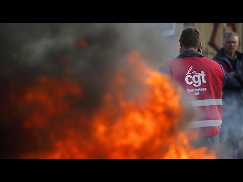 بالفيديو شاهد معارضي قانون العمل يصعدون من حركتهم الاحتجاجية