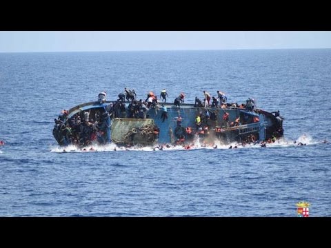 بالفيديو شاهد انقاذ 500 مهاجر قبالة السواحل الليبية