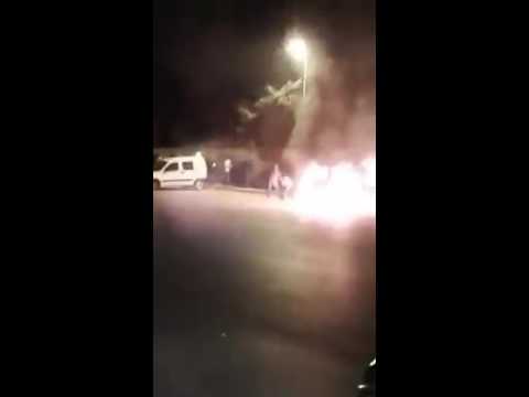 بالفيديو شخص يضرم النام في جسده أمام كومسارية في فاس