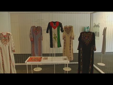 معرض للأثواب الفلسطينية التقليدية المطرزة