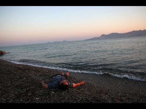 شاهد الأمواج تجرف جثث 85 مهاجرًا لساحل غرب ليبيا