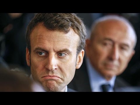 بالمتظاهرون الفرنسيون يرشقون وزير الاقتصاد الفرنسي بالبيض