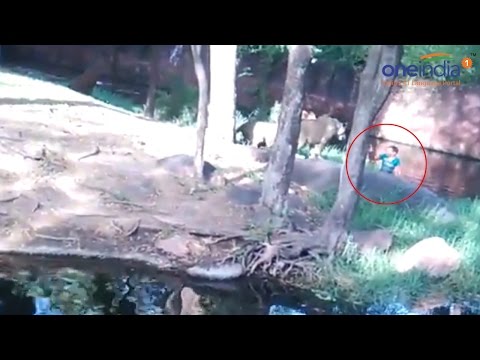 رجل مخمور يقفز في حديقة أسود