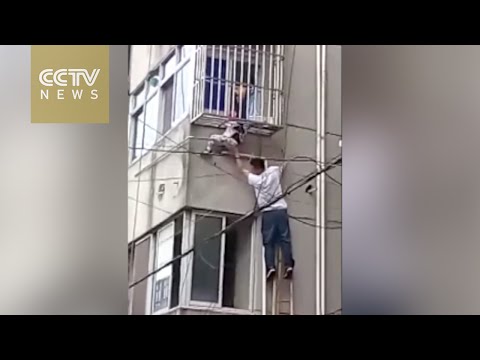 المارة ينقذون طفلًا تعلق من رقبته بالطابق الثالث