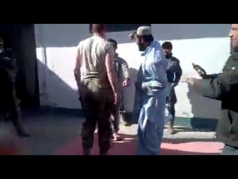 بالفيديو ضابط أميركي يثير السخرية خلال تدريبه جنديًا أفغانيا
