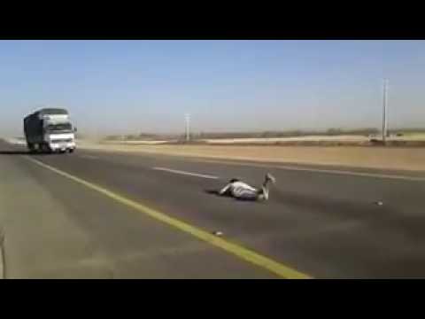 خليجي يعرض حياته للخطر ويجلس أمام شاحنة مسرعة