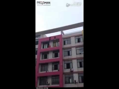 طالبان في الثانوية يقفزان من أعلى بناية بسبب الامتحاناتطالبان في الثانوية يقفزان من أعلى بناية بسبب الامتحانات