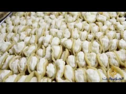المقدسي نظمي أبو صبيح يعمل 60  عاما بمهنة تصنيع القطايف