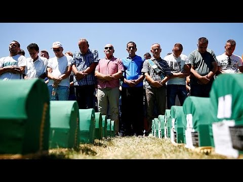 فيديو البوسنيون يحيون الذكرى الحادية والعشرين لمجزرة سربرنيتسا