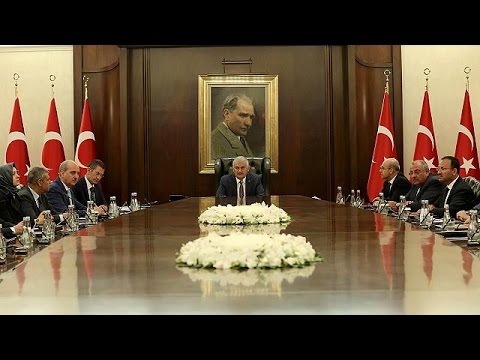 شاهد رئيس الحكومة التركية يؤكد على الالتزام بالقانون في حملة الاعتقالات