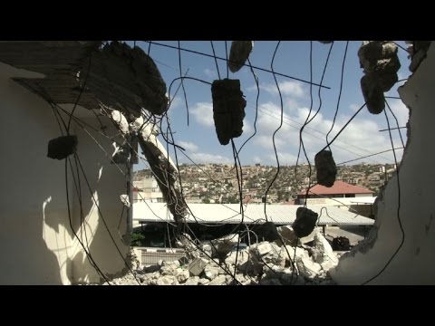 شاهد الجيش الاسرائيلي يهدم منزل فلسطيني