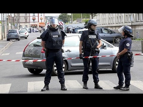 فرنسا تواصل حملة المداهمات وتعتقل شخصًا واحدًا في أرجونتويل