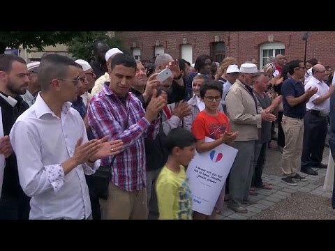 المسلمون والمسيحيون يصلون في مختلف الكنائس للتنديد بالإرهاب