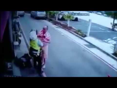 بالفيديو سائق يهاجم شرطياً بالساطور