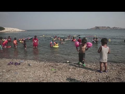 بالفيديو اليونان تعلم أبناء اللاجئين السباحة