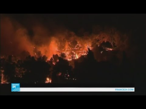 رجال الإطفاء يكافحون  لاحتواء حرائق هائلة
