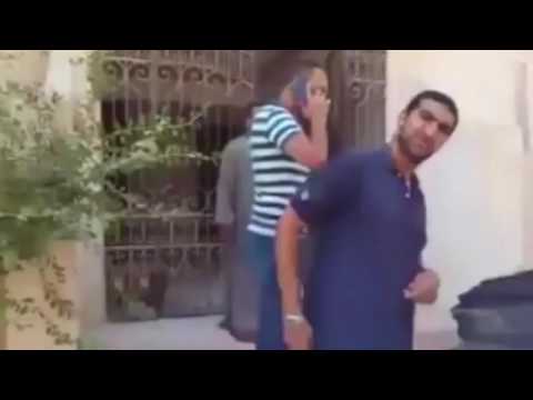 لحظة اعتداء محصل كهرباء على مواطن