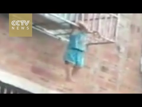 شاهد المطافئ تساعد رجلًا أنقذ طفلًا من الموت