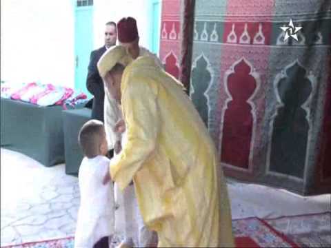 لقطة طريفة لطفلة مع الملك محمد السادس