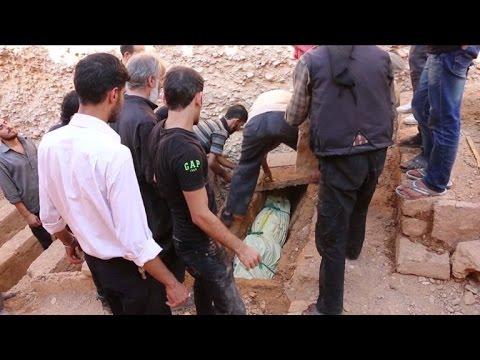 بناء مقابر من طبقات في دوما السورية