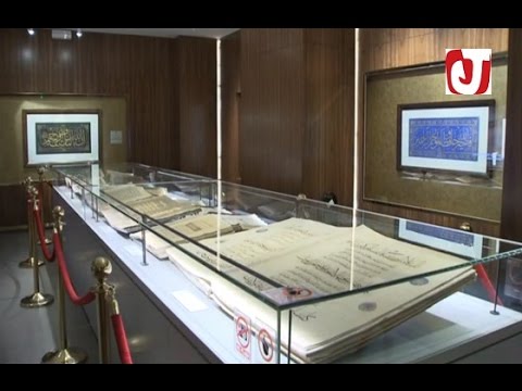 عرض مصحفين بالخط المغربي في معرض القرآن الكريم