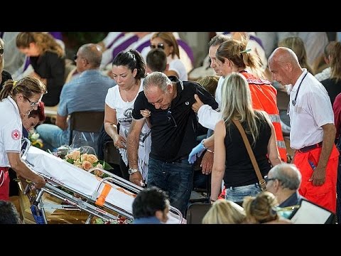 شاهد جنازة جماعية وصلاة تأبين لضحايا زلزال إيطاليا