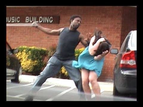 بالفيديو رجل يعتدى بوحشية على امرأة في الشارع