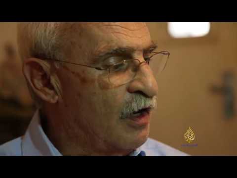 المقدسي أبو السعود يحيي  3 حِرف يدوية معًا