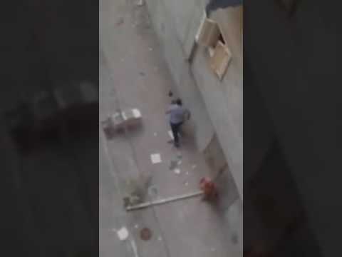 خناقة بالاسلحة البيضاء بين بلطجي واولاده في مواجهة شارع بأكمله