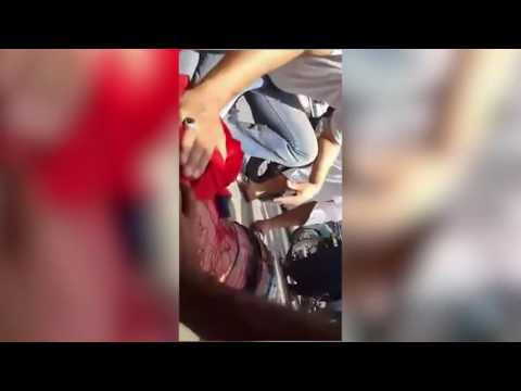 بالفيديو  شاب يستلقي في الشارع والدماء تغطي كامل جسده