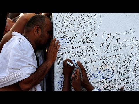 حجاج بيت الله الحرام يرمون الجمرات في اول أيام عيد الأضحى