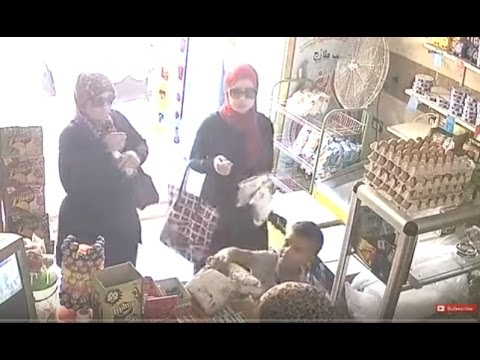 فتاة أنيقة تسرق حقيبة يد من سوبر ماركت
