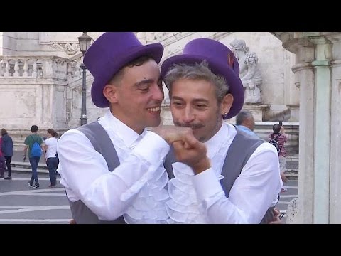 بالفيديو أول زواج مدني مثلي في مدينة روما