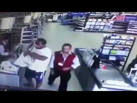 لحظة سرقة هاتف متسوق في مترو ماركت
