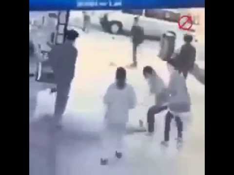 شاهد رجل يعتدي على طفل في الشارع