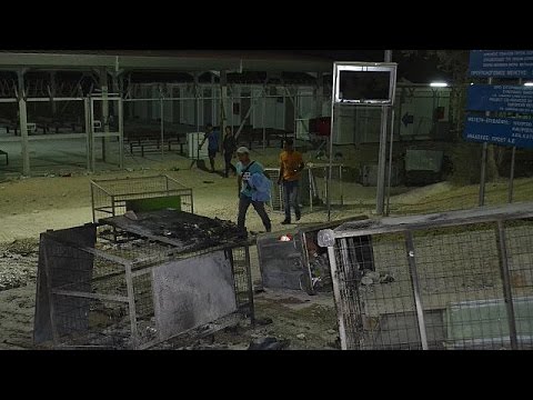 فرار الآلاف من حريق بمخيم للاجئين على جزيرة ليسبوس اليونانية