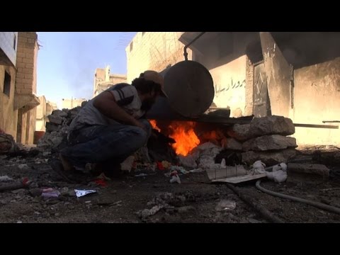 اهالي حلب يصنعون البترول من البلاستيك