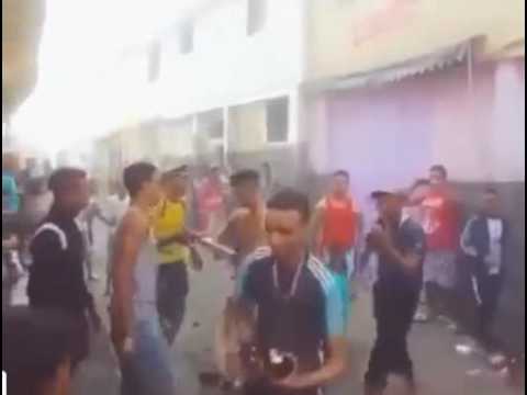 شاهد الشباب يرقصون بالأسلحة البيضاء