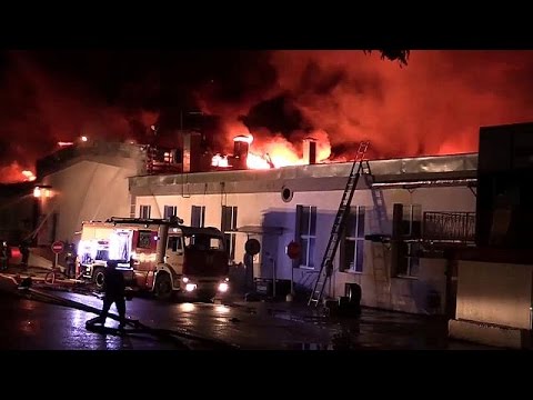 مقتل 8 عناصر من فريق الإطفاء في موسكو في حريق مستودع لأواني البلاستيك